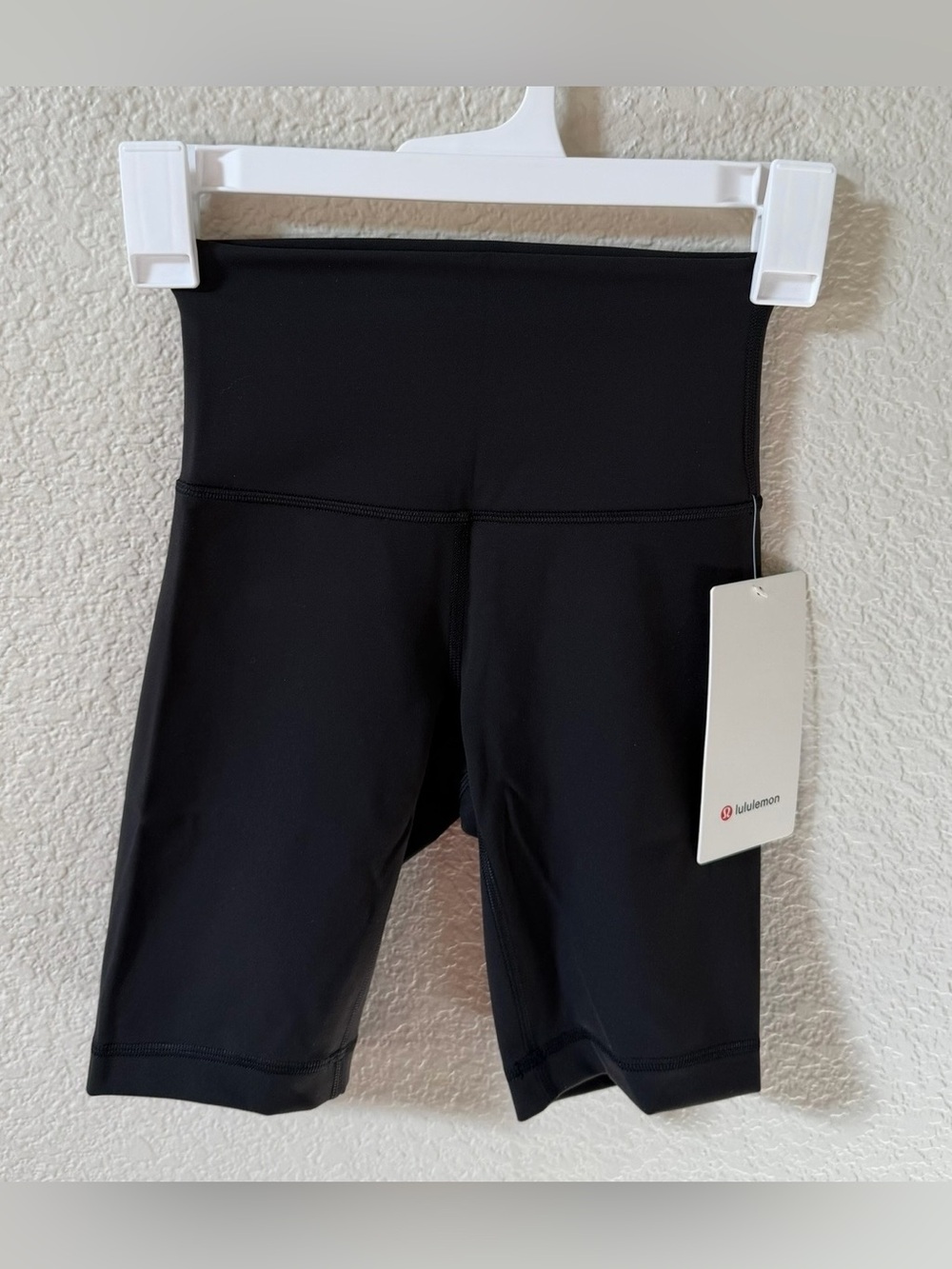 Lululemon women’s size 2 Wunder Train High Rise 8” Short